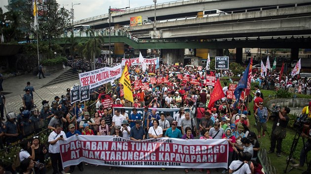 Proti brutlnm praktikm prezidenta Rodriga Duterta a zaten opozin sentorky Leily de Limaov protestovaly ve filipnsk Manile tisce lid (25. nora 2017).