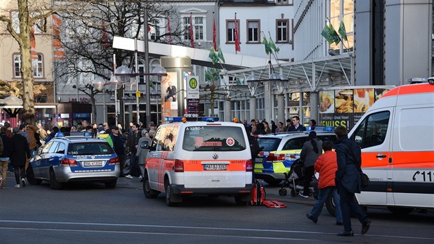 V nmeckm Heidelbergu vjel idi do skupiny lid na p zn, jeden lovk zemel (25. nora 2017).