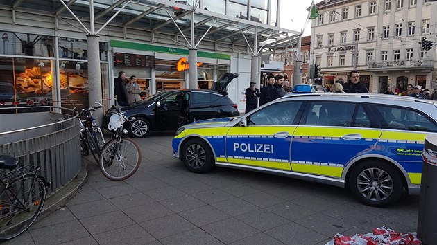 V nmeckm Heidelbergu vjel idi do skupiny lid na p zn, jeden lovk zemel (25. nora 2017).