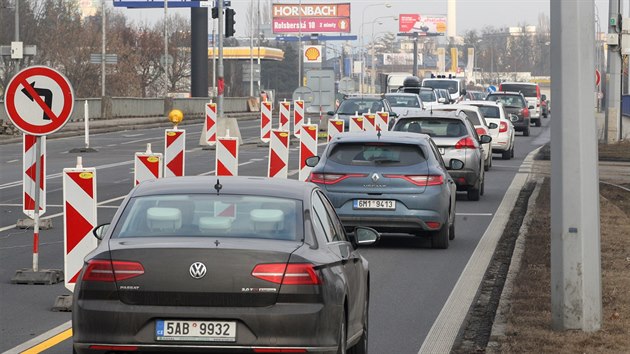 Na prtahu Olomouc ve Velkomoravsk ulici zaala dal etapa oprav mostu. idii zde tak mus nkolik msc potat se zdrenm a to hlavn ve pice, kdy se zde tvo kolony.