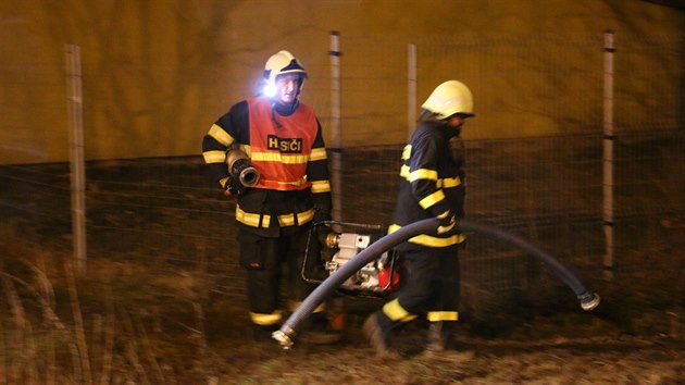 Po vydatnm deti zaplavila na okraji Olomouce voda z pol budovu autosalonu. Hasii s pvalem bojovali s pomoc vysokokapacitnch plovoucch erpadel a tak provizornmi hrzemi z pytl s pskem.