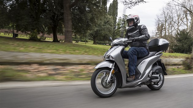 Test novho sktru Honda SH125 v italsk Florencii. Aktuln model Hondy SH se vyrb tak v motorizaci 150 cm3. Bohuel stopadestka se na eskm trhu nabzet nebude.