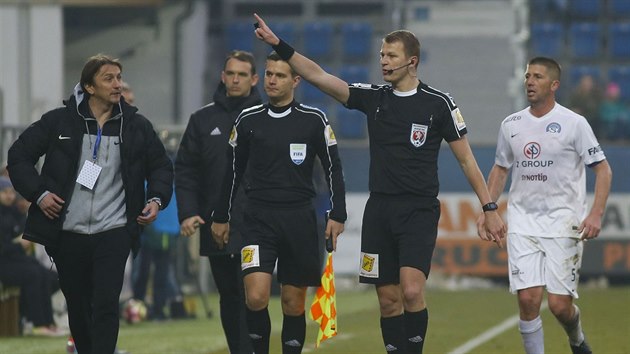 Rozhod Ji Houdek gestikuluje bhem utkn Slovcko - Jablonec.