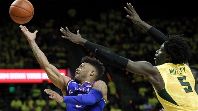 Frank Mason III. (vlevo) z Kansasu stl na ko Bayloru, brn ho Johnathan Motley.