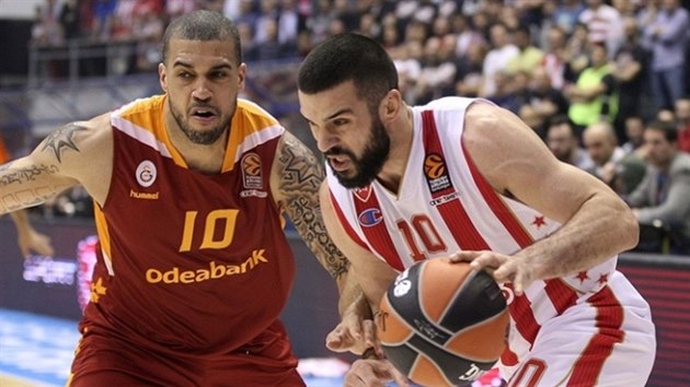 Blake Schilb (vlevo) z Galatasaray Istanbul brn Branka Lazie z Crven zvezdy Blehrad.