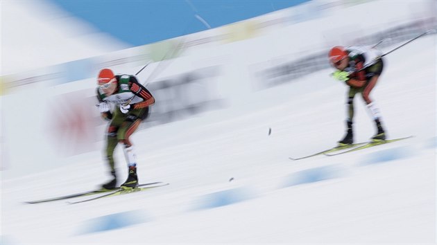 Nmet sdrueni Eric Frenzel (vlevo) a Johannes Rydzek v zvod MS v Lahti.