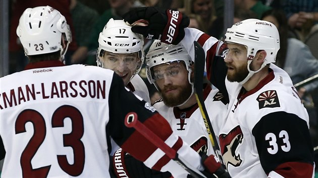 Oliver Ekman-Larsson (23), Radim Vrbata (17), Max Domi (16) a Alex Goligoski (33) slav gl Arizony.