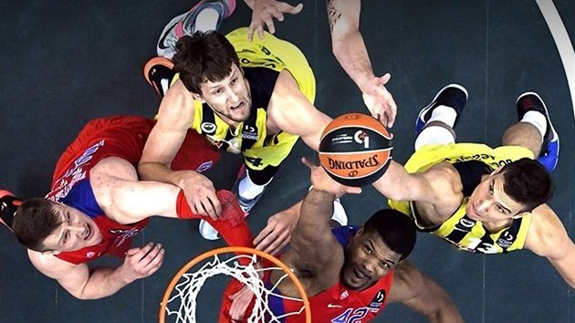 Jan Vesel (nahoe) z Fenerbahce coby soust mlnice pod koem v utkn s CSKA Moskva. Vpravo jeho spoluhr Bogdan Bogdanovi, vlevo Andrej Voroncevi a dole Kyle Hines.