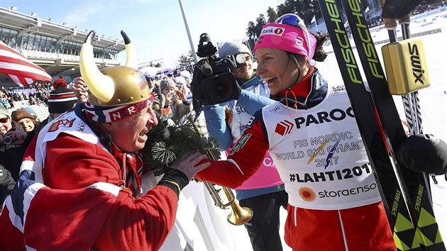 Marit Bjrgenov slav titul mistryn svta ve skiatlonu.