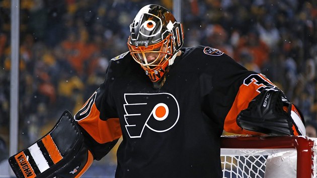 Michal Neuvirth v brance Philadelphie bhem zpasu s Pittsburghem.