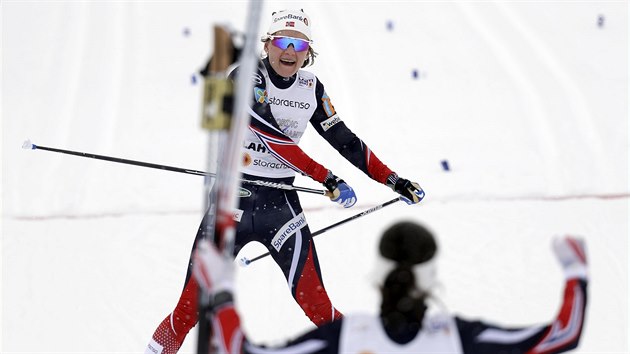 Maiken Caspersen Fallaov (nahoe) a Heidi Wengov vyhrly pro Norsko na MS sprint dvojic klasickou technikou.