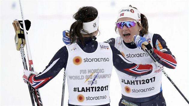 Maiken Caspersen Fallaov (vpravo) a Heidi Wengov vyhrly pro Norsko na MS sprint dvojic klasickou technikou.
