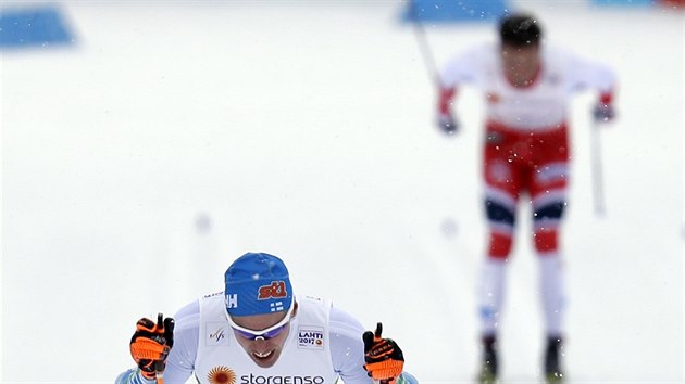 Iivo Niskanen veze finsk sprintersk pr do cle pro bronz. Na Nory medaile nezbude, v pozad Emil Iversen.