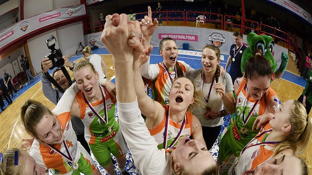 Basketbalistky Handicapu Brno se raduj z vtzstv v eskm pohru.