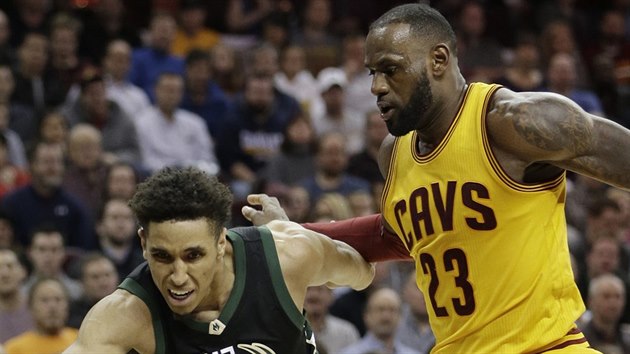 Malcolm  Brogdon (vlevo) z Milwaukee unik LeBronu Jamesovi z Clevelandu.