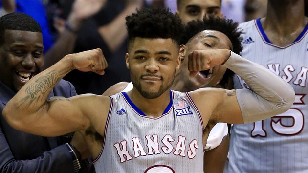 Frank Mason III. z Kansasu ukazuje sv bicepsy.