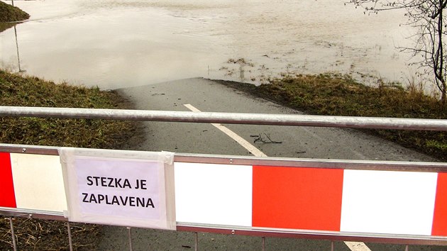 Voda z Orlice se rozlila na zplavov louky mezi Tnitm a Albrechticemi nad Orlic (23.2.2017).