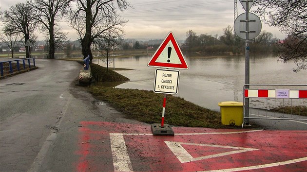 Voda z Orlice se rozlila na zplavov louky mezi Tnitm a Albrechticemi nad Orlic (23.2.2017).