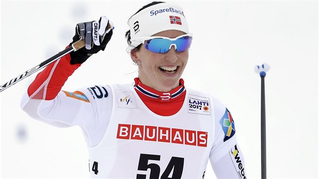Norsk hvzda Marit Bjrgenov slav triumf na desetikilometrov trati klasickou technikou na mistrovstv svta v Lahti
