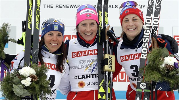 Desetikilometrov zvod klasickou technikou na mistrovstv svta v Lahti ovldla Marit Bjrgenov (uprosted), vlevo je druh Charlotte Kallaov, vpravo pak tet Astrid Jacobsenov.