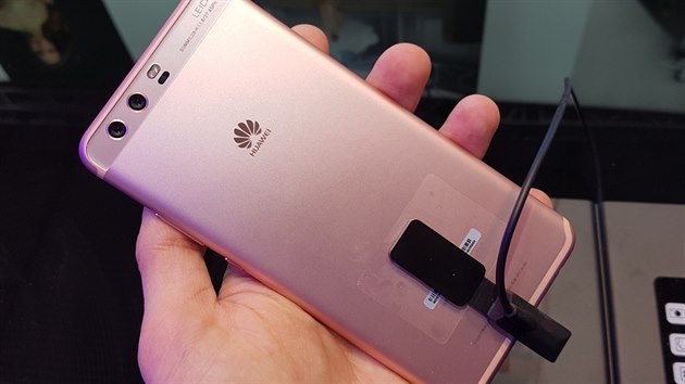 Huawei P10 Plus na veletrhu MWC v Barcelon