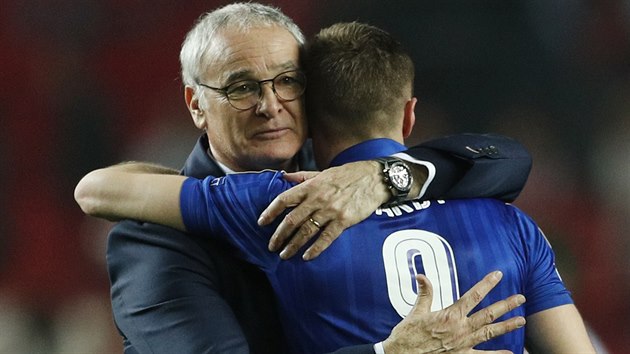 KOU A STELEC. Trenr Claudio Ranieri objm po utkn v Seville tonka Leicesteru Jamieho Vardyho.