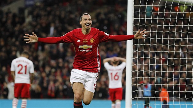 HRDINA OKAMIKU. Zlatan Ibrahimovi z Manchesteru United rozhodl finle Ligovho pohru glem z 87. minuty.