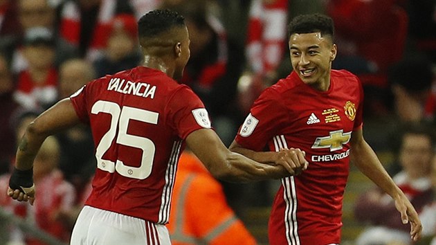 Jesse Lingard se s Antoniem Valenciou raduje z branky do st Southamptonu.