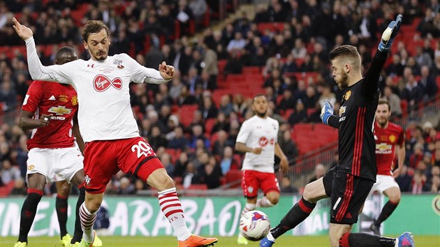 Manolo Gabbiadini ze Southamptonu pekonv glmana Manchesteru United Davida De Geu ve finle Ligovho pohru.