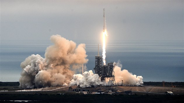 Raketa Falcon 9 let z historick startovac rmapy 39A na mysu Canaveral.