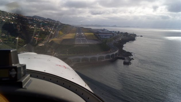 Finle pistn na letiti ve Funchalu na ostrov Madeira.