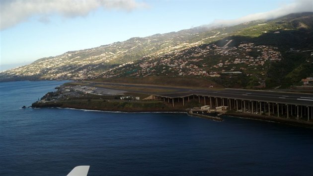 Vzletov a pistvac drha letit Funchal na ostrov Madeira.