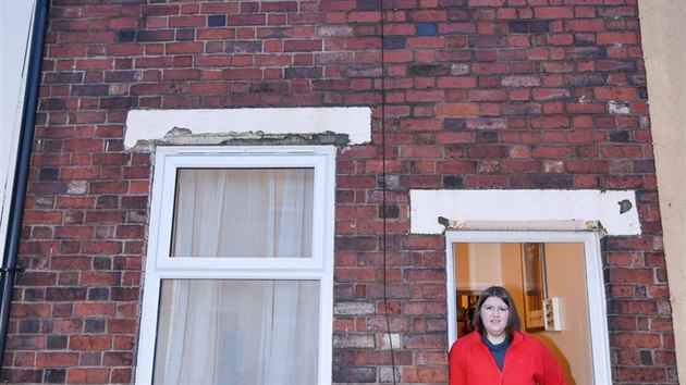 Rachel Robertsov stoj ped svm domem v anglickm mst Stoke-on-Trent. 