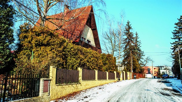 Tady se narodil Krteek. V domku s ervenou strmou stechou il a doil slavn esk vtvarnk a reisr, autor animovanch film pro dti Zdenk Miler. Tady tak vznikl npad namalovat Krteka, ktermu propjila hlas zdej rodaka, Milerova dcera.