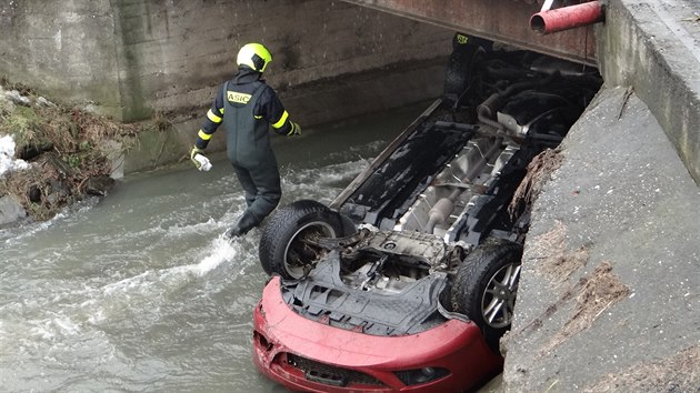 Auto kvli namrzl silnici skonilo a v potoce Blovka pod mostem ve Velkch Albrechticch.