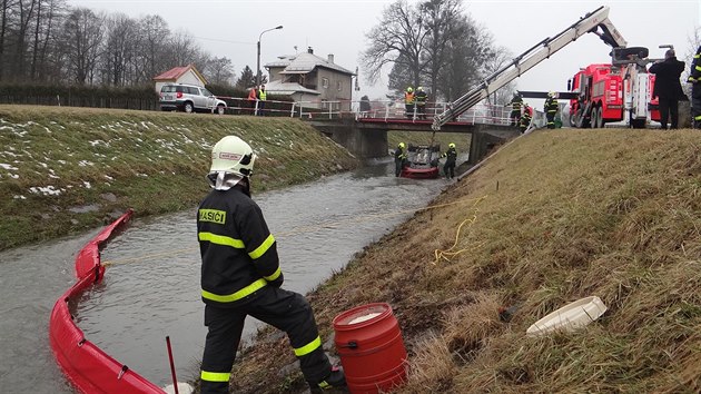 Auto kvli namrzl silnici skonilo a v potoce Blovka pod mostem ve Velkch Albrechticch.