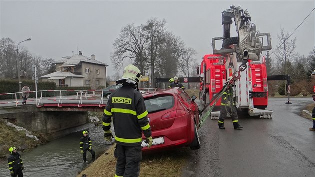 Auto kvli namrzl silnici skonilo a v potoce Blovka pod mostem ve Velkch Albrechticch.