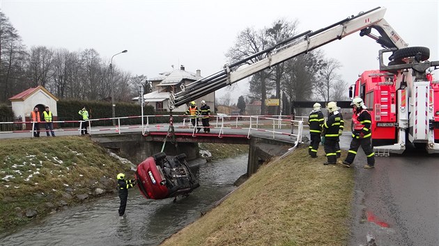 Auto kvli namrzl silnici skonilo a v potoce Blovka pod mostem ve Velkch Albrechticch.