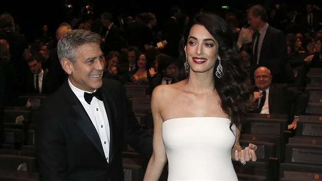 George Clooney a jeho thotn manelka Amal na udlen cen Cesar (Pa, 24. nora 2017)