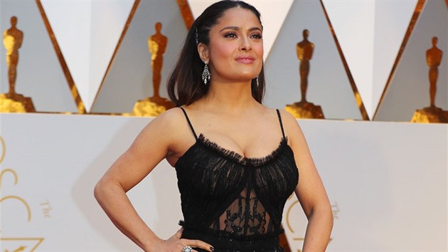 Salma Hayekov v atech znaky Alexander McQueen (Hollywood, 26. nora 2017).