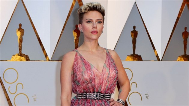 Scarlett Johanssonov v atech znaky Alaia (Hollywood, 26. nora 2017)