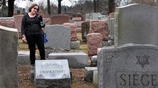 idovský hbitov na pedmstí St. Louis ve stát Missouri, kde o víkendu vandalové poniili na 170 náhrobk