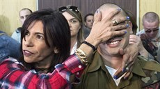 Elor Azaria a jeho matka před vojenským soudem v Tel Avivu (21. února 2017) Elor Azaria a jeho matka před vojenským soudem v Tel Avivu (21. února 2017)