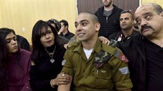 Elor Azaria a jeho rodie ped vojenským soudem v Tel Avivu (21. února 2017)