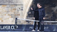 SPOLENÉ SELFIE. Roger Federer (vpravo) a Tomá Berdych pi propagaci Laver...