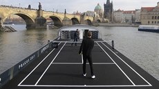 Tomá Berdych a Roger Federer pi exhibiním pinkání na palub lodi.