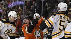Ondřej Kaše z Anaheimu oslavuje gól v utkání proti Bostonu. Ondřej Kaše z Anaheimu oslavuje gól v utkání proti Bostonu.