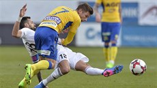 O míč bojují Lukáš Magera z Mladé Boleslavi (v bílém) a Martin Fillo z Teplic. O míč bojují Lukáš Magera z Mladé Boleslavi (v bílém) a Martin Fillo z Teplic.