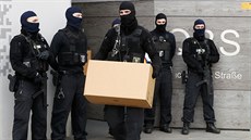 Policisté prohledávají budovy v berlínské tvrti Märkisches Viertel (28.2.2017).