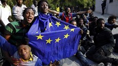 Stovky migrantů vnikly na území španělské enklávy Ceuta na severu Afriky.... Stovky migrantů vnikly na území španělské enklávy Ceuta na severu Afriky....